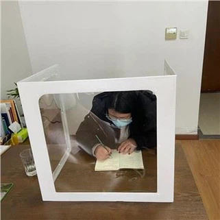 3-seitiger faltbarer PP-Wellpappe-Desktop-Hustenschutz für Studenten