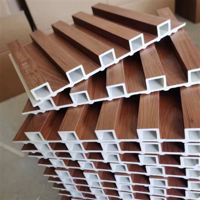 WPC -Wandtafel innenräumen