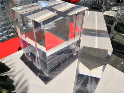 Klarer, massiver Acrylblock